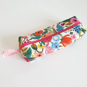 Federmäppchen, Federmäppchen mit Blumenmotiv