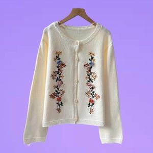 レディースカーディガン 春の花柄 クリームベージュカラー 春にぴったり 刺繍の花柄