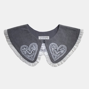 Hand-painted detachable collar