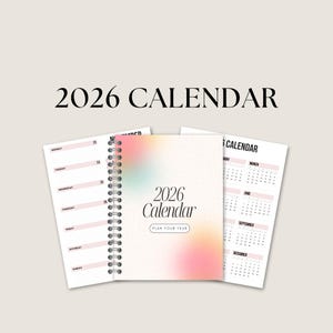 Könnte beinhalten: Ein Spiral-Kalender für 2026 mit einem weichen, farbenfrohen Einband und dem Text "2026 Calendar". Der Kalender enthält Wochen- und Monatsansichten mit einem Pastellfarbschema. Die Worte "Plan Your Year" sind ebenfalls sichtbar.