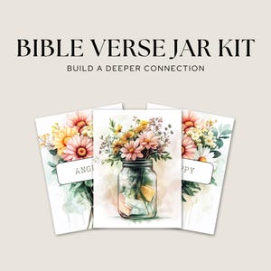 Op de afbeelding: Drie kaarten met aquarelbloemmotieven en glazen potten gevuld met papiertjes. De kaarten hebben de woorden "Angie", "Happy" en "Love" erop geschreven.  De kaarten maken deel uit van een Bijbelvers-pottenset.