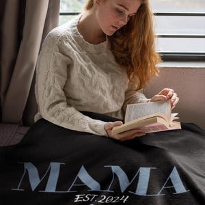 カスタマイズ可能なママエスト2024ベルベットプラッシュブランケット、心地よいスロー、新米ママへのギフト、子供部屋の装飾、母の日、ファミリーブランケット
