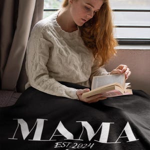 カスタマイズ可能なママエスト2024ベルベットプラッシュブランケット、心地よいスロー、新米ママへのギフト、子供部屋の装飾、母の日、ファミリーブランケット