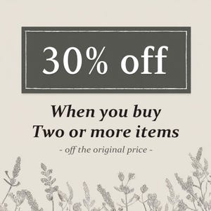 Pode incluir: Gr&aacute;fico promocional com o texto "30% de desconto" em branco sobre um fundo retangular cinza escuro. Abaixo, o texto diz "Ao comprar dois ou mais itens - do pre&ccedil;o original -" em preto. Ilustra&ccedil;&otilde;es florais na parte inferior.