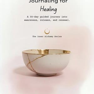 Könnte beinhalten: Eine weiße Keramikschale mit goldenen Akzenten und sichtbaren Rissen, die Kintsugi symbolisieren. Der Text lautet: "Journaling for Healing" und "A 30-day guided journey into awareness, release, and renewal."
