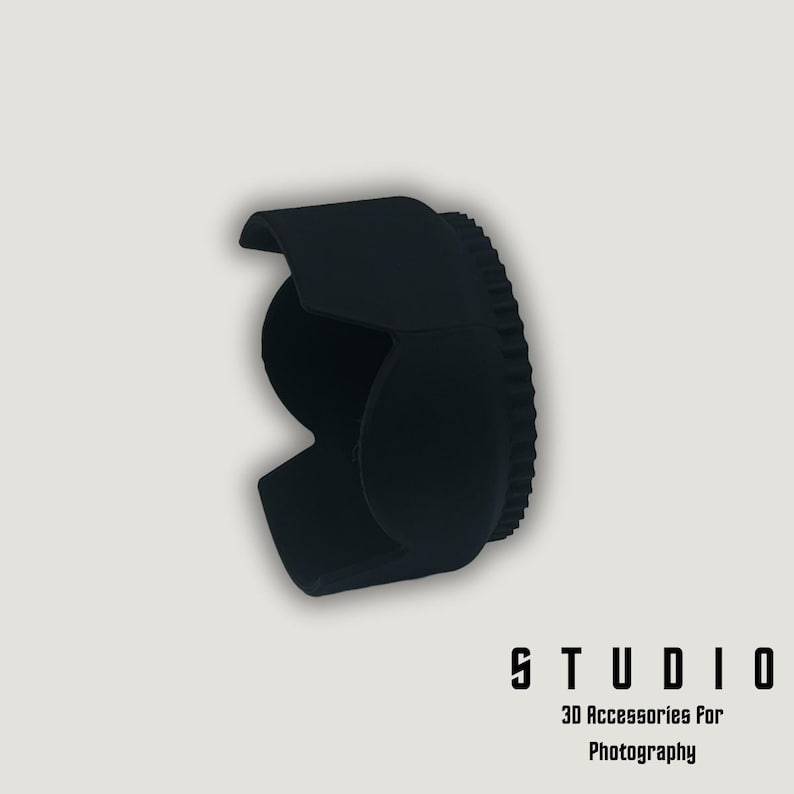 Op de afbeelding: Zwarte lenskap met een getextureerde rand.