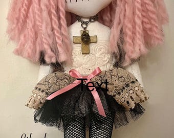 Lily La Muñeca de Trapo Rosa y Escalofriante Hecha a Mano