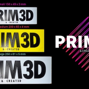 Pu&ograve; includere: L'immagine mostra tre cartelli rettangolari con la scritta "PRIM3D & CREAT3D". Le dimensioni sono: piccolo (150 x 49 x 3 mm), medio (200 x 65 x 4 mm) e grande (250 x 81 x 5 mm). Il cartello medio &egrave; giallo.