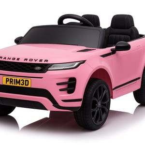 Pu&ograve; includere: Un'auto giocattolo rosa in stile Range Rover con ruote e sedili neri. L'auto ha la scritta "RANGE ROVER" sul cofano e una targa che recita "PRIM3D".