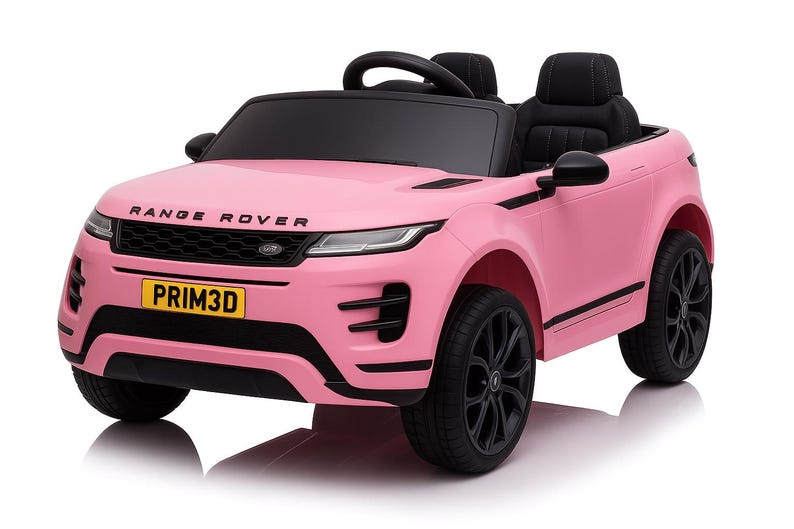 Pu&ograve; includere: Un'auto giocattolo rosa in stile Range Rover con ruote e sedili neri. L'auto ha la scritta "RANGE ROVER" sul cofano e una targa che recita "PRIM3D".
