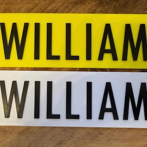 Pu&ograve; includere: Due cartelli rettangolari, uno giallo e uno bianco, con il nome "WILLIAM" in grassetto nero. Questi cartelli potrebbero essere usati per la decorazione o la personalizzazione.