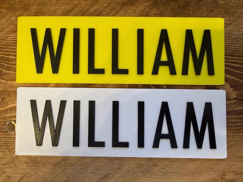 Pu&ograve; includere: Due cartelli rettangolari, uno giallo e uno bianco, con il nome "WILLIAM" in grassetto nero. Questi cartelli potrebbero essere usati per la decorazione o la personalizzazione.