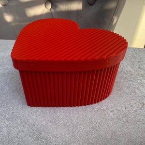 Heart Storage Box with Lid | Red Heart Shaped Trinket Box | Valentine’s Gift | Love Keepsake Box | Romantic Home Decor immagine 1