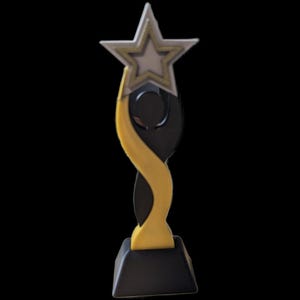 Op de afbeelding: Een trofee met een stervormige top en een zwart-gouden ontwerp. De ster is zilver met een gouden centrum. De behuizing van de trofee heeft een zwarte basis en een gebogen, gouden accent. De trofee staat op een zwarte achtergrond.