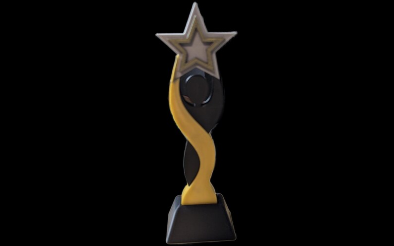 Op de afbeelding: Een trofee met een stervormige top en een zwart-gouden ontwerp. De ster is zilver met een gouden centrum. De behuizing van de trofee heeft een zwarte basis en een gebogen, gouden accent. De trofee staat op een zwarte achtergrond.