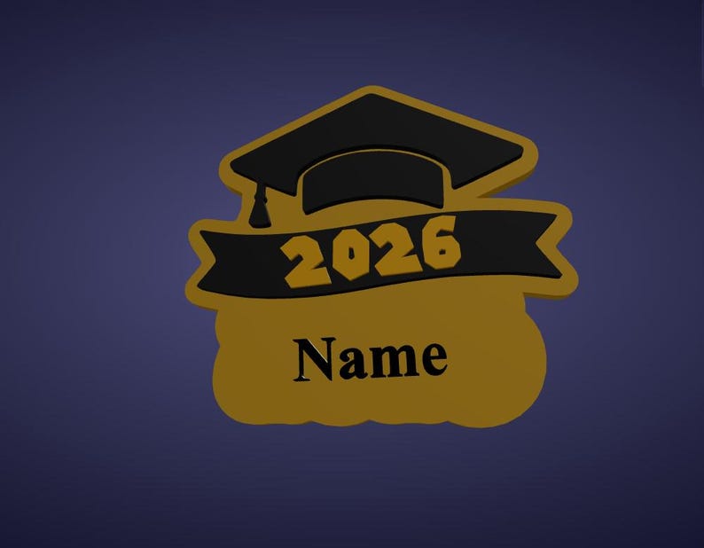K&ouml;nnte beinhalten: Ein gold-schwarzes Abschluss-Emblem mit einem Mortarboard und Banner mit der Jahreszahl "2026" und dem Wort "Name". Das Design befindet sich vor einem dunkelblauen Hintergrund, ideal f&uuml;r personalisierte Abschlussgeschenke.