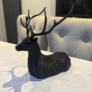 Escultura abstracta de ciervo / Decoración moderna de busto de ciervo / Arte animal minimalista impreso en 3D / Decoración escandinava para el hogar / Decoración de estantería única imagen 2
