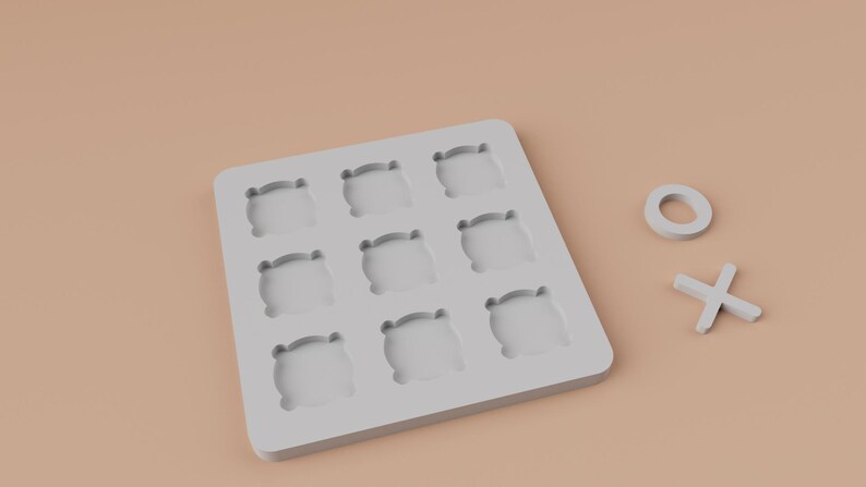 K&ouml;nnte beinhalten: Ein hellgraues Tic-Tac-Toe-Spielset. Das Set enth&auml;lt ein quadratisches Spielbrett mit neun Vertiefungen und zwei Spielsteinen: ein "O" und ein "X". Die Spielsteine und das Brett bestehen aus einem hellgrauen Material.