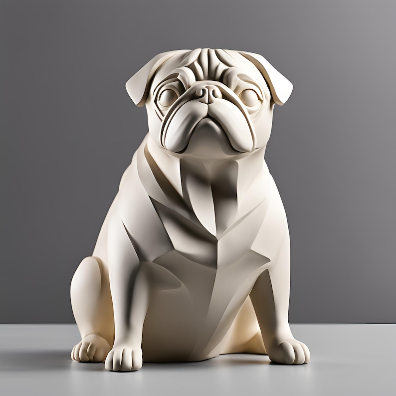 K&ouml;nnte beinhalten: Cremefarbene Mops-Statue mit geometrischem Design. Der Hund sitzt aufrecht, die Vorderpfoten ausgestreckt. Die Statue hat ein detailliertes Gesicht mit Falten und eine markante Mopsnase. Der Hintergrund ist einfarbig grau.
