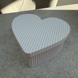 Heart Storage Box with Lid | Red Heart Shaped Trinket Box | Valentine’s Gift | Love Keepsake Box | Romantic Home Decor immagine 6