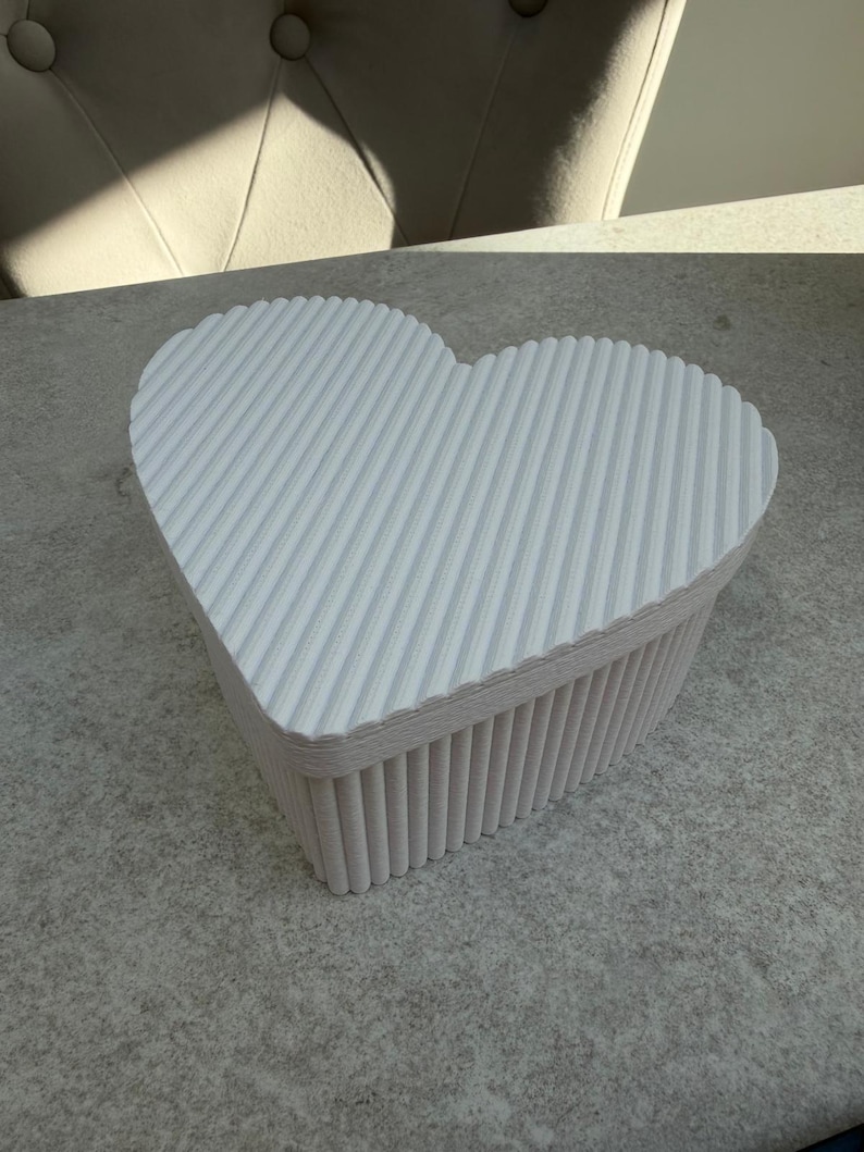 Heart Storage Box with Lid | Red Heart Shaped Trinket Box | Valentine’s Gift | Love Keepsake Box | Romantic Home Decor immagine 6