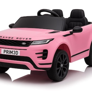 Pu&ograve; includere: Un'auto giocattolo rosa in stile Range Rover con ruote, sedili e dettagli neri. L'auto ha la scritta "RANGE ROVER" sul cofano e "PRIM3D" sulla targa. L'auto &egrave; progettata per i bambini.