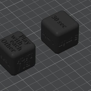 Puede incluir: Dos dados negros con texto blanco sobre una cuadr&iacute;cula gris. Un dado dice "Play with each Other" y el otro "30 sec". Los dados parecen estar hechos de un material mate.