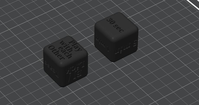 Puede incluir: Dos dados negros con texto blanco sobre una cuadr&iacute;cula gris. Un dado dice "Play with each Other" y el otro "30 sec". Los dados parecen estar hechos de un material mate.