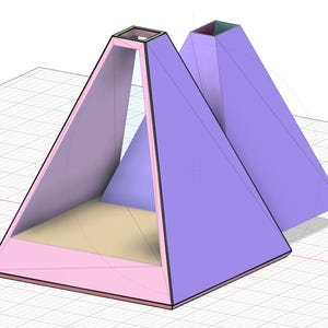Puede incluir: Dos estructuras geom&eacute;tricas en forma de pir&aacute;mide. Una est&aacute; abierta, revelando un interior beige y un borde rosa, mientras que la otra es s&oacute;lida. Ambas tienen un exterior morado claro y se asientan sobre una cuadr&iacute;cula.