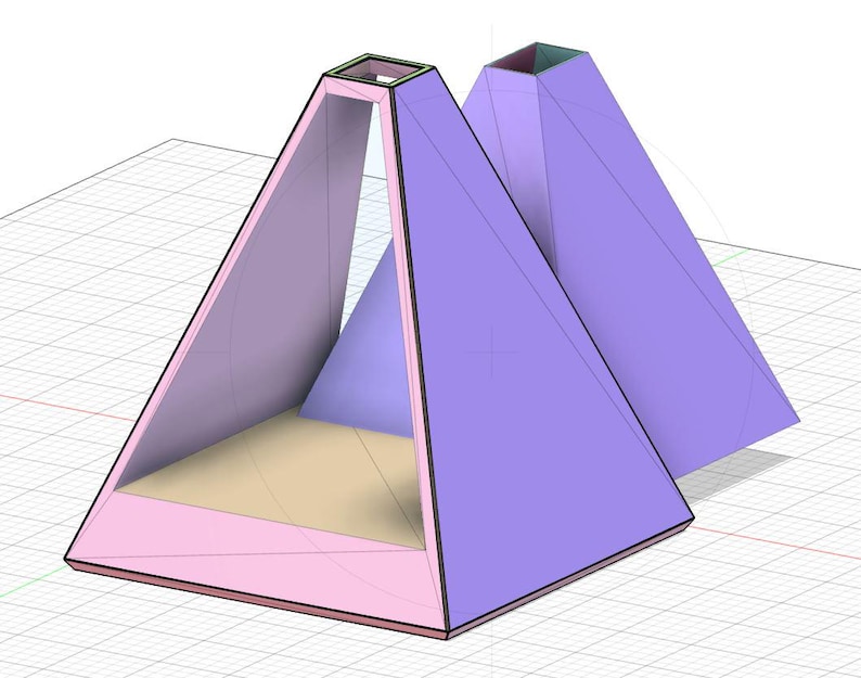 Puede incluir: Dos estructuras geom&eacute;tricas en forma de pir&aacute;mide. Una est&aacute; abierta, revelando un interior beige y un borde rosa, mientras que la otra es s&oacute;lida. Ambas tienen un exterior morado claro y se asientan sobre una cuadr&iacute;cula.