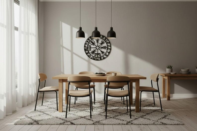 Peut inclure: Une salle &agrave; manger avec une table et des chaises en bois clair, pos&eacute;es sur un tapis &agrave; motifs. Trois lampes suspendues noires sont suspendues au-dessus de la table. Une pi&egrave;ce murale d&eacute;corative et une table d'appoint compl&egrave;tent la pi&egrave;ce.