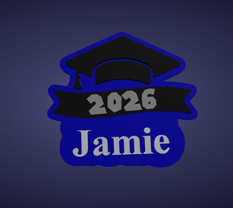 K&ouml;nnte beinhalten: Ein blau-schwarzes Design zum Thema Abschluss mit dem Namen "Jamie" und dem Jahr "2026". Das Design beinhaltet eine Abschlusskappe und ein Banner. Der Text ist in einer Kontrastfarbe gehalten, wodurch er sich vom blauen Hintergrund abhebt.