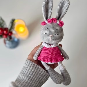 Handgefertigtes Osterhasen-Spielzeug im Kleid, häkeln, gehäkeltes Kuscheltier für Kinder und Babys - personalisiertes Geschenk für Osternest oder Neugeborenenbaby, Kleinkind