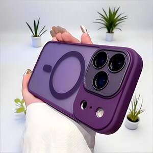 Puede incluir: Funda de tel&eacute;fono morada con parte trasera transparente y m&oacute;dulo de c&aacute;mara morado oscuro. La funda tiene un anillo magn&eacute;tico. La funda est&aacute; dise&ntilde;ada para proteger la c&aacute;mara y el cuerpo del tel&eacute;fono.