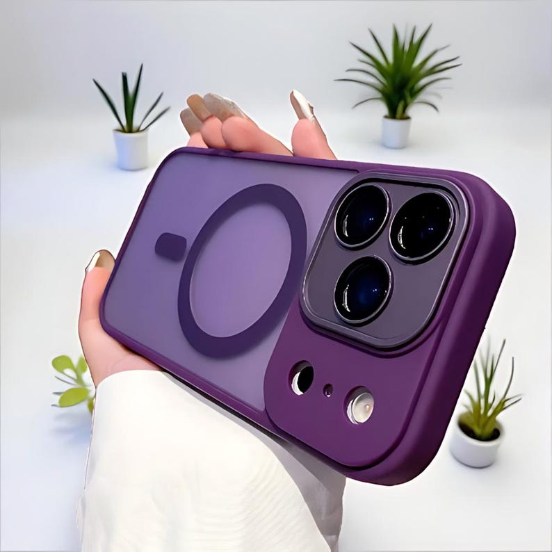 Puede incluir: Funda de tel&eacute;fono morada con parte trasera transparente y m&oacute;dulo de c&aacute;mara morado oscuro. La funda tiene un anillo magn&eacute;tico. La funda est&aacute; dise&ntilde;ada para proteger la c&aacute;mara y el cuerpo del tel&eacute;fono.