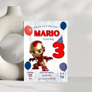 Op de afbeelding: Een verjaardagsuitnodiging met een stripfiguur van Iron Man. De uitnodiging luidt: "Doe mee met vieren! MARIO wordt 3." Bevat datum, tijd en RSVP-informatie. Rood, blauw en goud kleurenschema.
