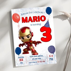 Op de afbeelding: Een verjaardagsuitnodiging met een Iron Man-stripfiguur. De uitnodiging bevat de naam "MARIO" in het rood, het nummer "3" en feestdetails. Bevat de datum, tijd en het adres van het feest.