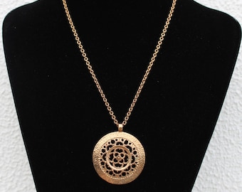 Collana con ciondolo in bronzo dorato vintage Finlandia