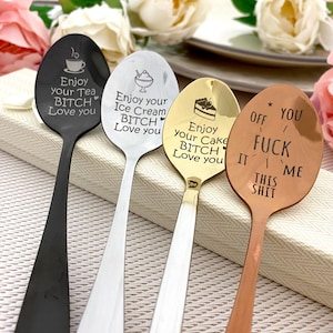 Può includere: Quattro cucchiai con testo inciso. I cucchiai sono neri, argentati, dorati e color rame. Il testo include frasi come "Enjoy your Tea", "Enjoy your Ice Cream" e "Off You Fuck It Me This Shit."
