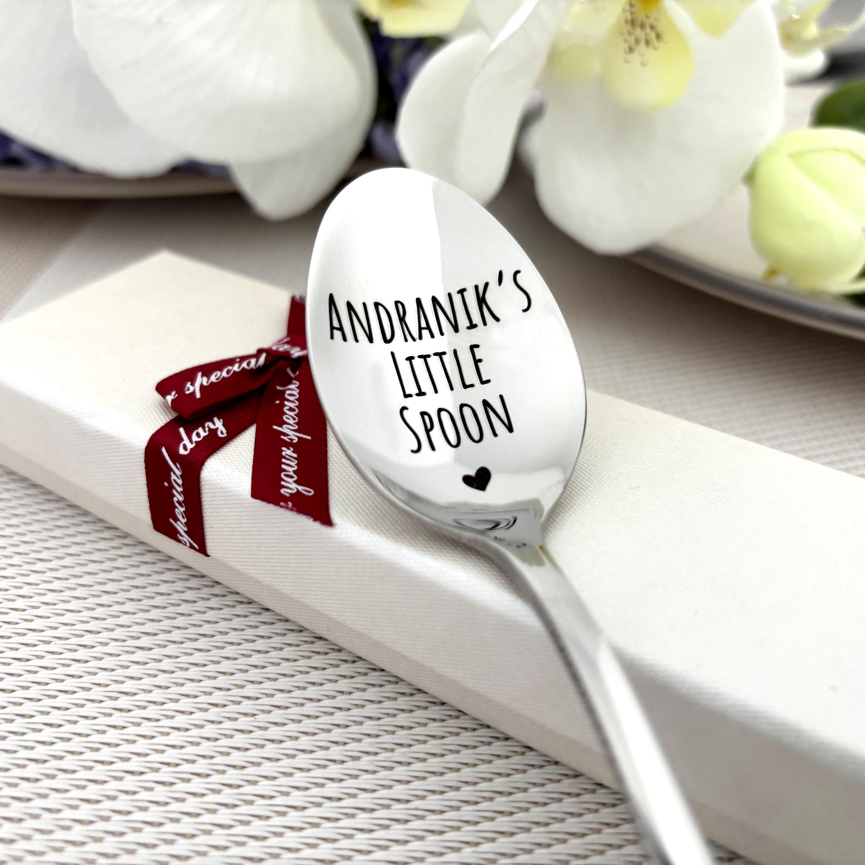 Cucchiaio Da Tè In Acciaio Inox Inciso 'Friends Like You Make Life Sweet' - 17,8 Cm - Regalo Originale Per Amici, Compleanno O Festa Dell'Amicizia - copertina