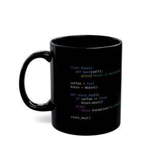 Op de afbeelding: Zwarte koffiemok met witte tekst die luidt: "class Brain: def boot(self): print("Brain is booting up") coffee = True brain = Brain() def start_day(): if coffee == True: brain.boot() else: raise Exception("No Coffee") start_day()".
