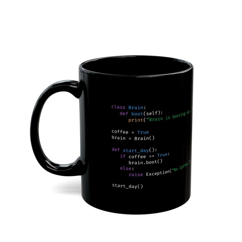 Op de afbeelding: Zwarte koffiemok met witte tekst die luidt: "class Brain: def boot(self): print("Brain is booting up") coffee = True brain = Brain() def start_day(): if coffee == True: brain.boot() else: raise Exception("No Coffee") start_day()".