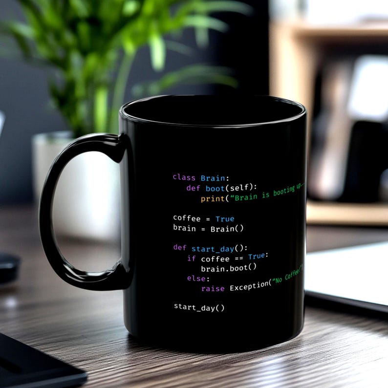 Op de afbeelding: Zwarte koffiemok met programmeercode in wit en groen. De code bevat "class Brain", "coffee = True" en "start_day()". Een leuk cadeau voor programmeurs en techliefhebbers.