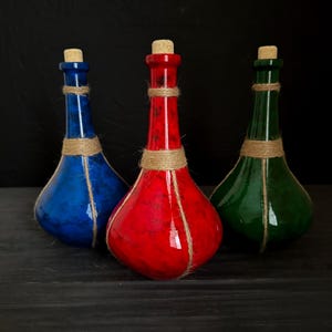 Puede incluir: Un juego de tres tazas de cerámica con un acabado moteado y mate. Las tazas son de color crema, gris claro y gris oscuro. Cada taza tiene un diseño simple y minimalista.
