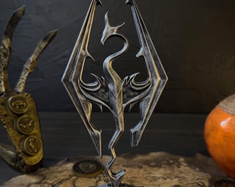 Dragon Emblem, Fantasy Symbol Decor, Nordic Style, Resin Sculpture for Gamers and Collectors, Logo Figurine