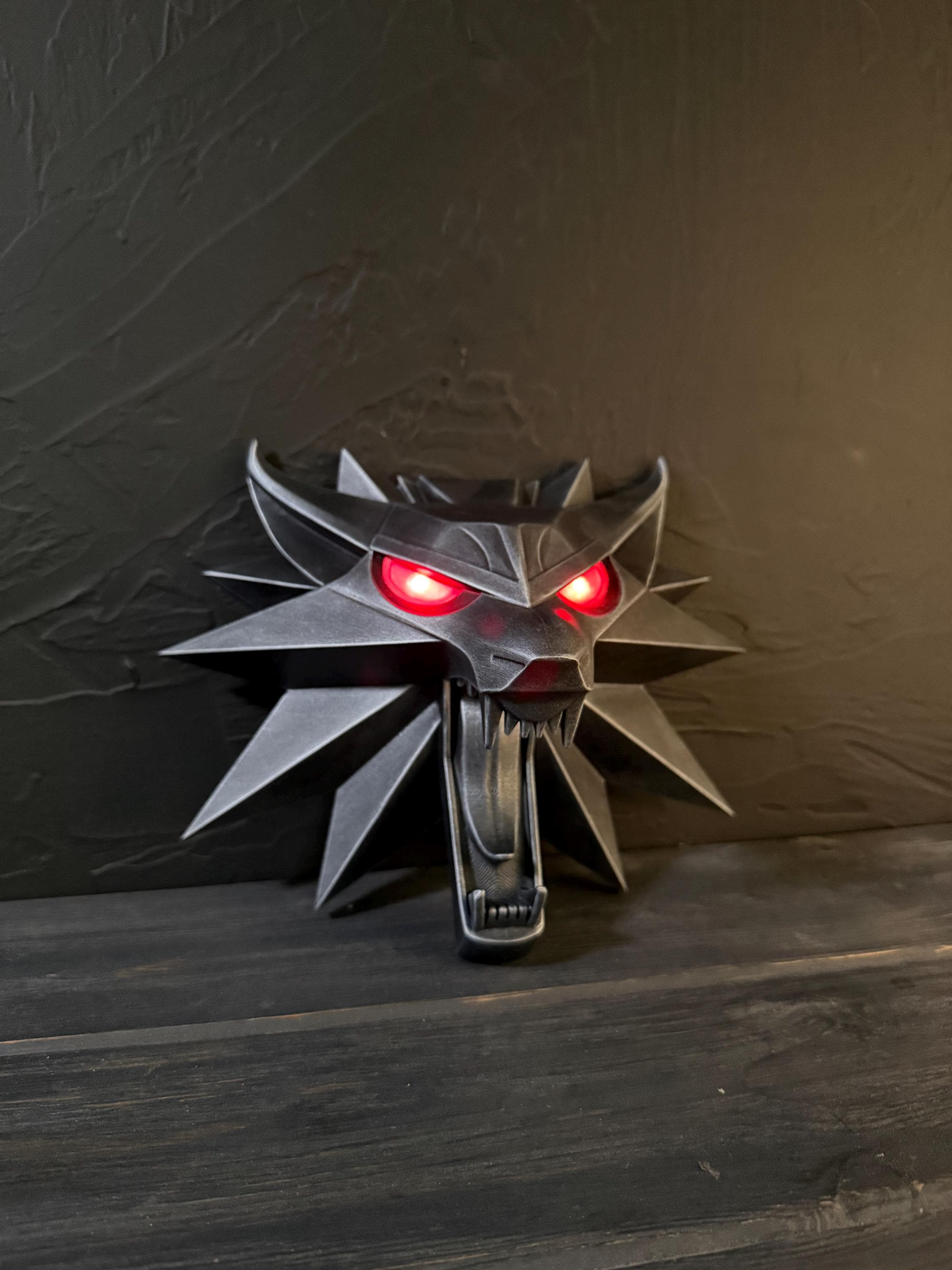 Witcher - Wild Hunt Medaillon met LED-ogen in geschenkdoos | The Witcher