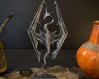 Cracked Dragon Emblem Wall Art, Fantasy Symbol Decor, Nordic Style Wall Hanging, Resin Sculpture for Gamers and Collectors, Logo Figurine