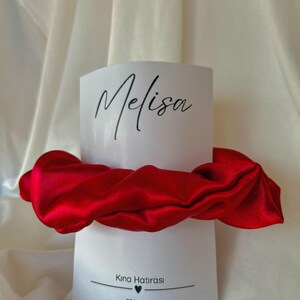 Coletero de satén personalizado con tarjeta personalizada para regalar en una noche de henna, despedida de soltera, boda o cumpleaños.