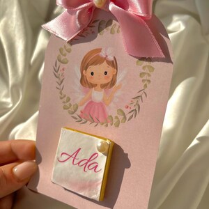 Gepersonaliseerde kaart voor speciale gelegenheden met satijnen lint en chocolade – custom babyshower bedankje, doopcadeau, aandenken verjaardagsfeestje