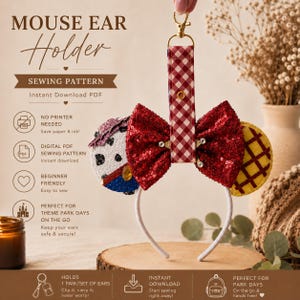 Peut inclure: Un patron de couture pour un porte-oreilles de souris avec le texte MOUSE EAR HOLDER SEWING PATTERN. L'image montre une sangle en tissu à motif vichy rouge et blanc, un grand nœud à paillettes rouges et deux accessoires en forme d'oreilles.